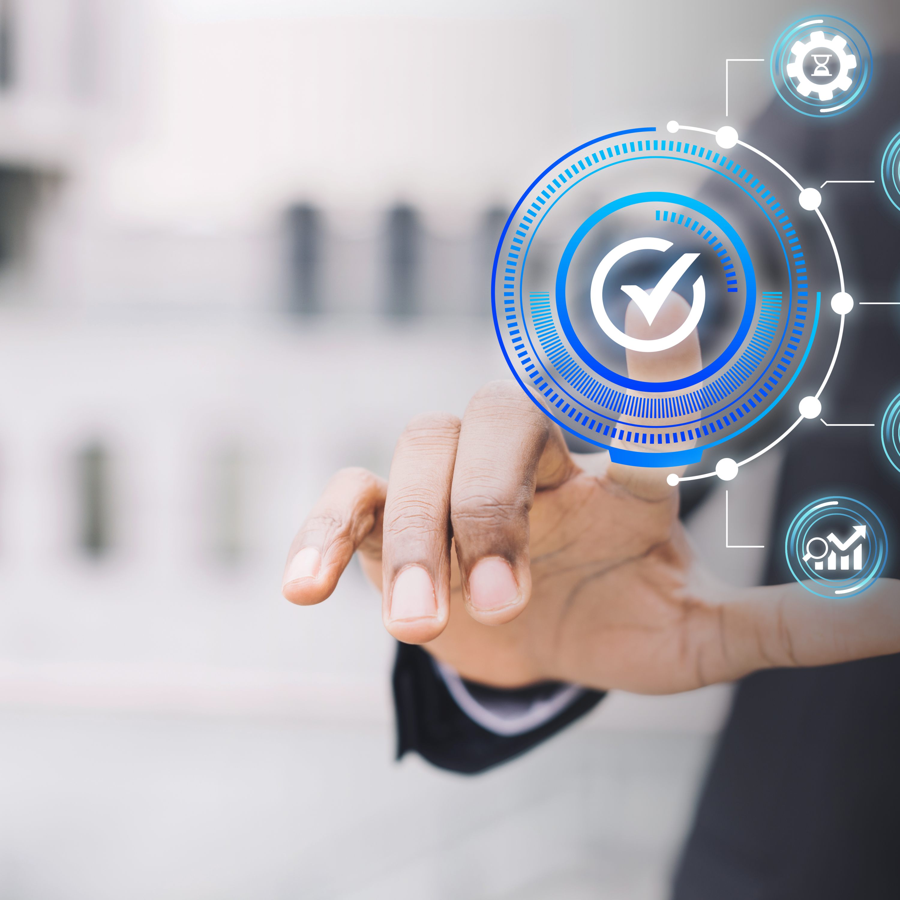 Abstrakte Darstellung von Systemintegration und Validierung: Eine Hand berührt ein digitales Interface mit einem Häkchen-Symbol, das die nahtlose Verbindung der KAN-ONE Software zu anderen Systemen symbolisiert.